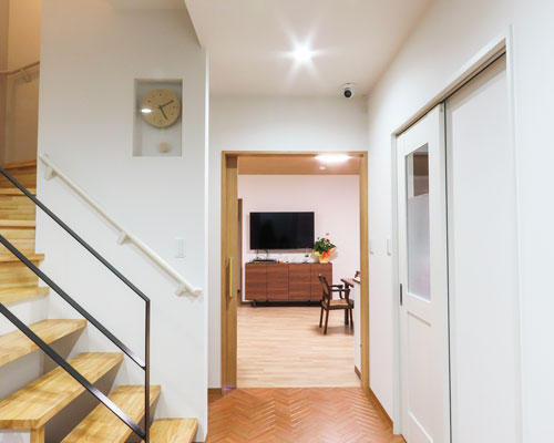 エントランスからリビングを見る